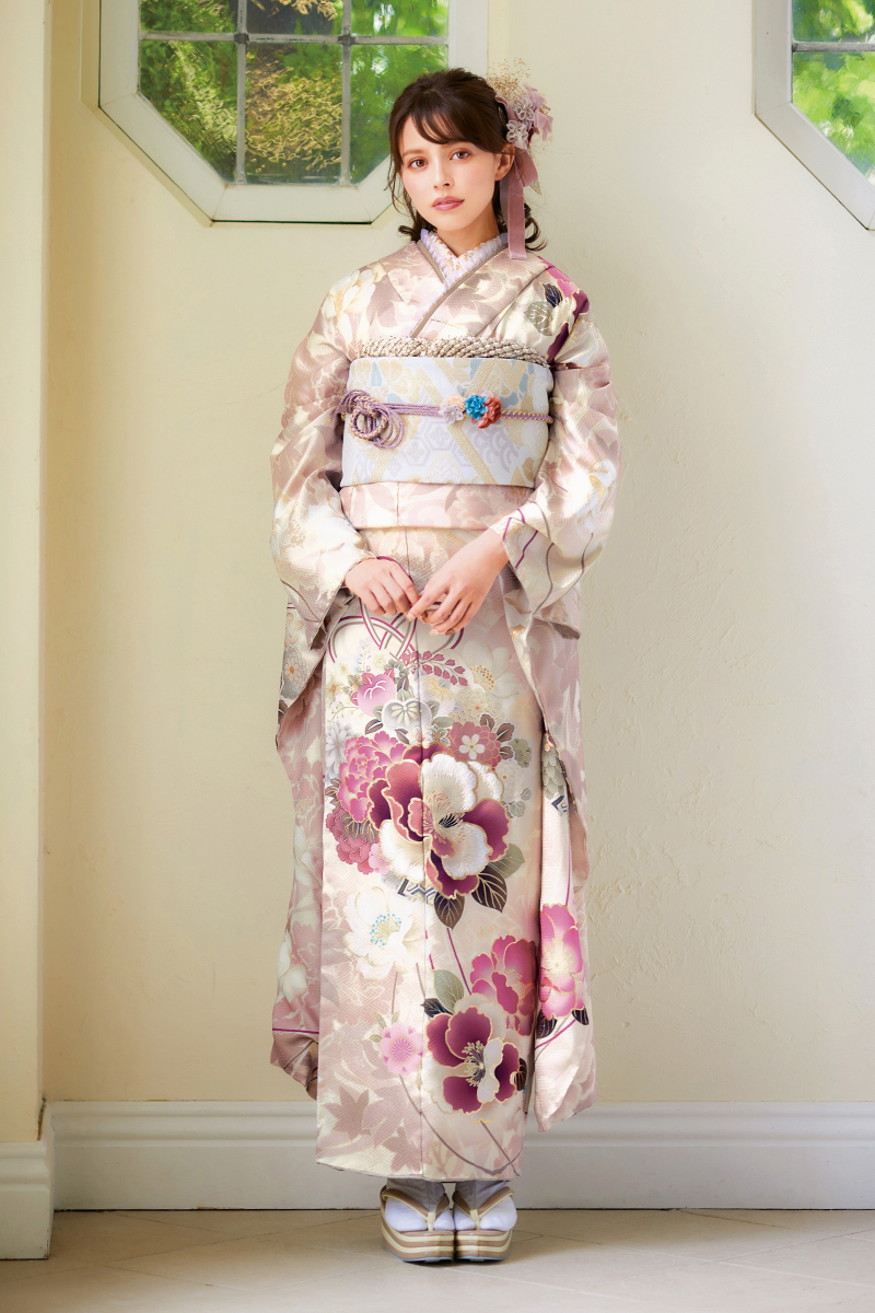 光沢感のあるくすみピンクが美しい、大人可愛い最新振袖。落ち着いた地色に大ぶりの牡丹が映える、気品とトレンドを兼ね備えた洗練のスタイル。