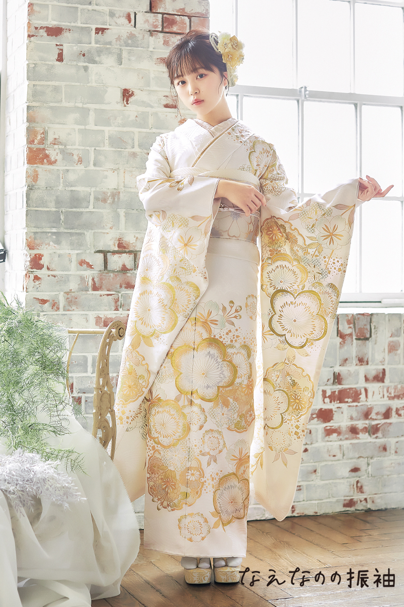 なえなの振袖。淡い色使いが可憐な、最新トレンドの白地振袖。ふんわりとした優しい雰囲気で、お洒落に敏感なお嬢様に選ばれる一着。