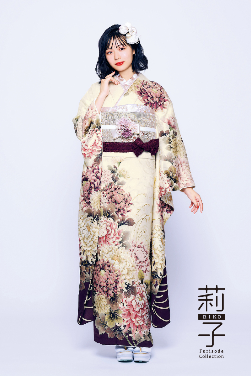 莉子着用モデル。クリーム地に深紫のグラデーションと大輪の菊が咲き誇る、クラシックかつモダンな振袖。落ち着いたトーンで魅せる、洗練された二十歳の装い。