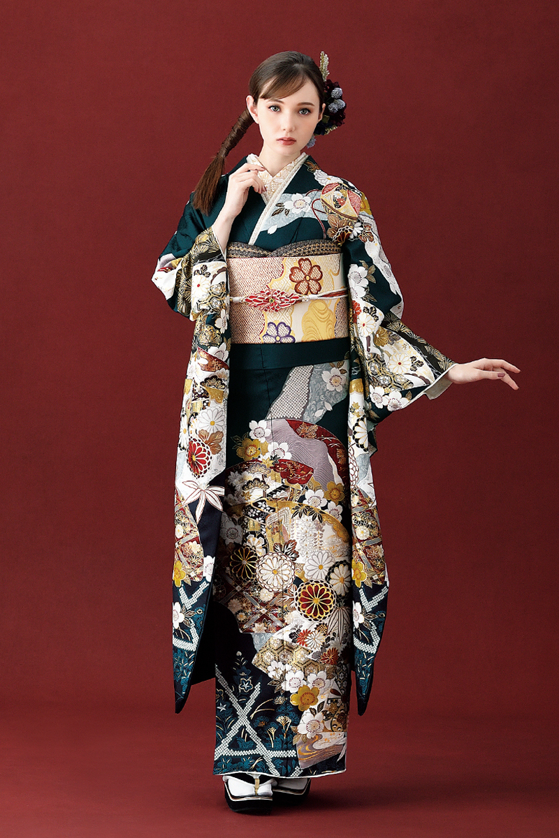 深みのある黒地に、白や金の緻密な菊や松竹梅の紋様が施された格調高い振袖。落ち着いた墨色が大人っぽさを引き立てる、気品と力強さを兼ね備えた凛とした装い。