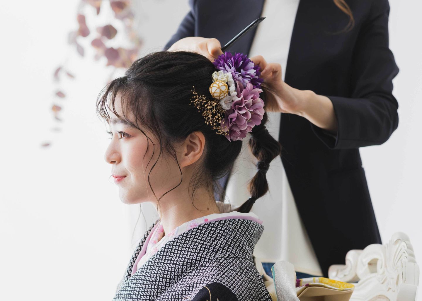 三原市・冨士写真館の振袖試着会。ヘアスタイリストによる無料ヘアセット体験の様子。成人式当日のイメージを膨らませながら、自分にぴったりの振袖を選べます。